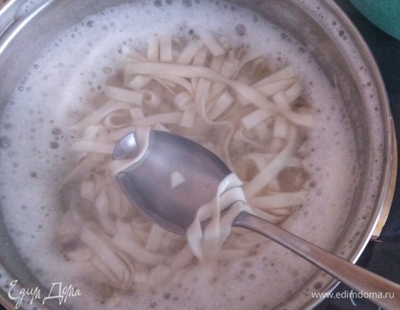 Лапшу отварить в подсоленной воде. Посмотрите на упаковке время варки и уменьшите его на 2 минуты.