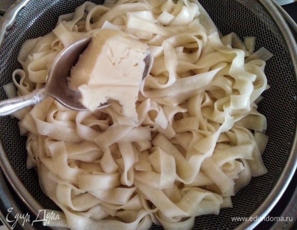 Слить воду, добавить кусочек масла и перемешать.