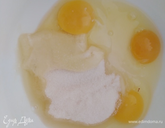 Взбить венчиком яйца, ванилин и сахар до побеления.