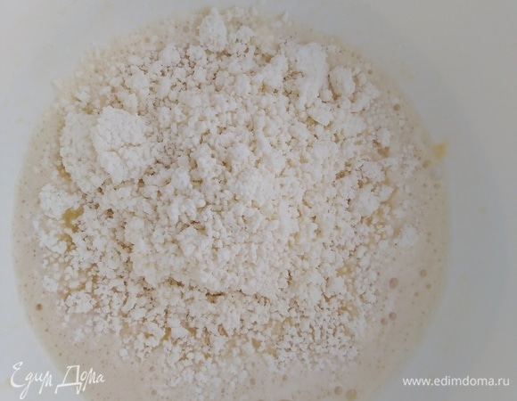 Добавить творог и, используя погружной блендер, соединить с яичной массой.