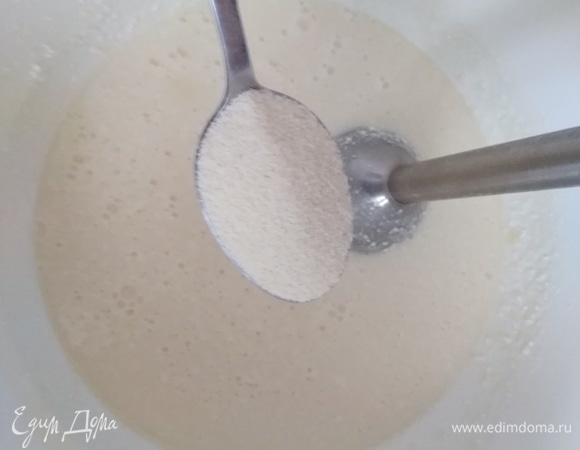 Всыпать манку, перемешать.