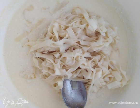 Остывшую лапшу добавить в миску. Соединить все вместе.