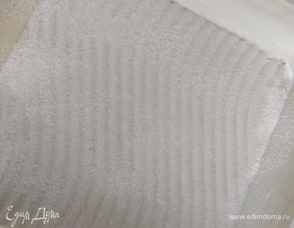 Форму смазать сливочным маслом и посыпать манной крупой.