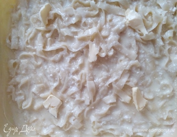 Распределить тесто в форме, сверху разложить кусочки масла. Температура духовки — 200°C. Запекать 30–35 минут.