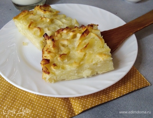 Остудить запеканку 15 минут в форме. Нарезать на кусочки. Полить сметаной и съесть с удовольствием!