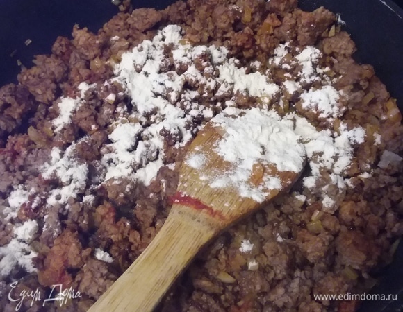 Всыпать ложку муки, немного обжарить.