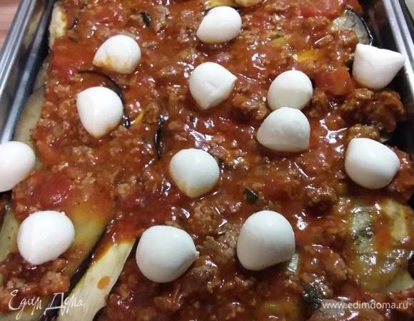 Верхний слой — баклажаны, немного оставшегося соуса, моцарелла (можно использовать мини-шарики моцареллы, а можно и нарезанную на пластинки).