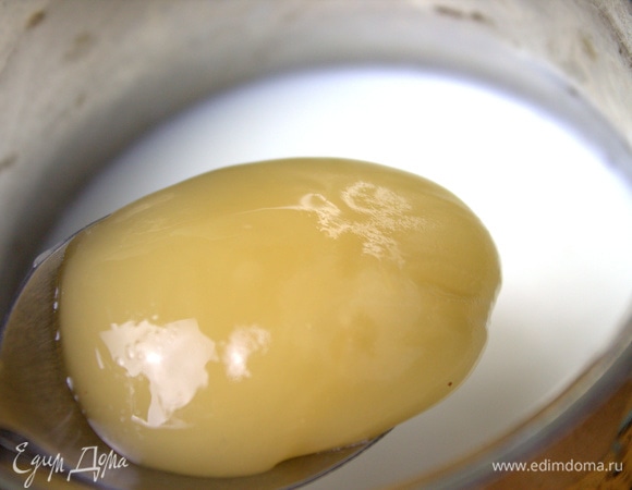 Молоко нагреть, снять с огня, размешать в нем мед.