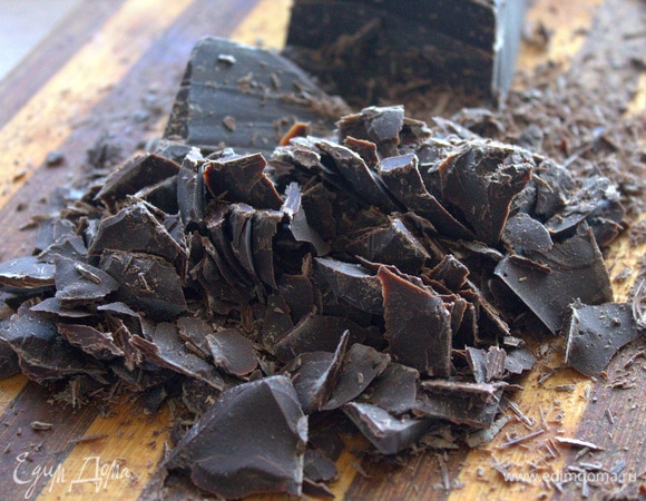 Шоколад настрогать (у меня шоколад кондитерский целым бруском) или поломать плитку на кусочки.
