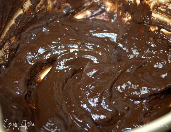 На водяной бане растопить шоколад с добавлением молока или сливок (1 ст. л.).