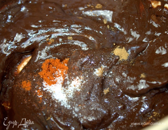 Добавить специи. Можно их растворить и в молоке.