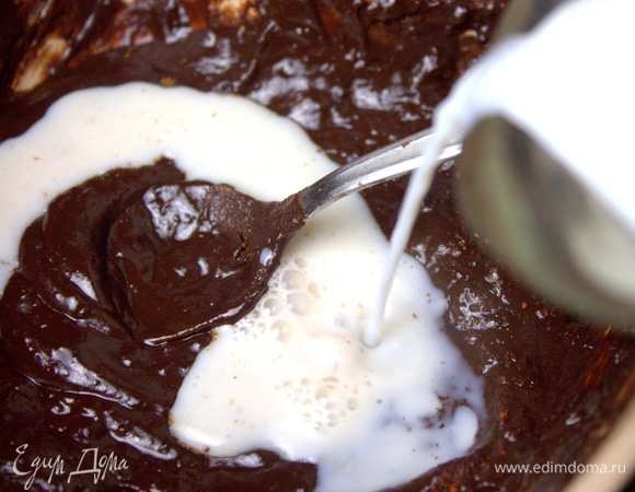 Влить молоко в шоколад. Мне удобнее наливать молоко из турки, но можно наоборот.