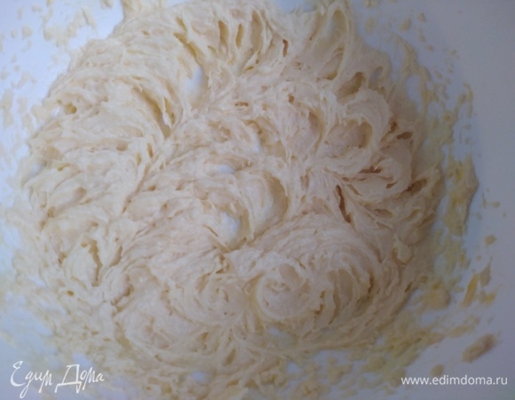 В большой миске взбить миксером масло комнатной температуры, яйцо и сахар. Смесь должна стать пышной.