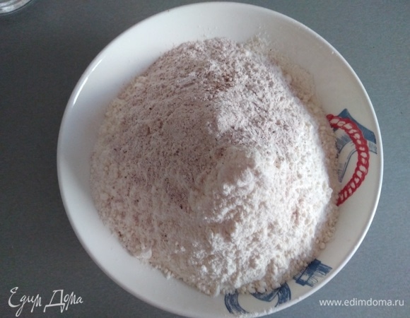 Просеять муку, крахмал, разрыхлитель, соду и соль. Всыпать специи. Регулируйте их количество на свой вкус. Если не любите гвоздику, просто не добавляйте ее. Второй вариант — взять готовую смесь для тыквенного пирога и всыпать 2 чайные ложки в тесто.