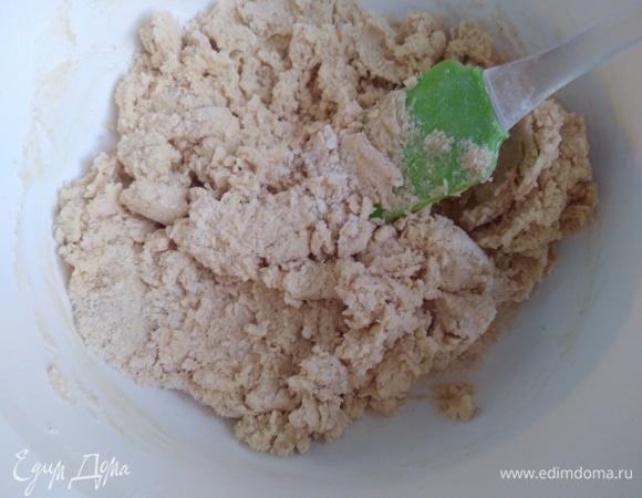 Соединить мучную и масляную смеси. Перемешать до соединения продуктов.