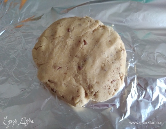 Собрать тесто в шар, завернуть в пленку или в фольгу и убрать в холодильник на 3 часа. Можно хранить тесто в холодильнике до 5 дней.