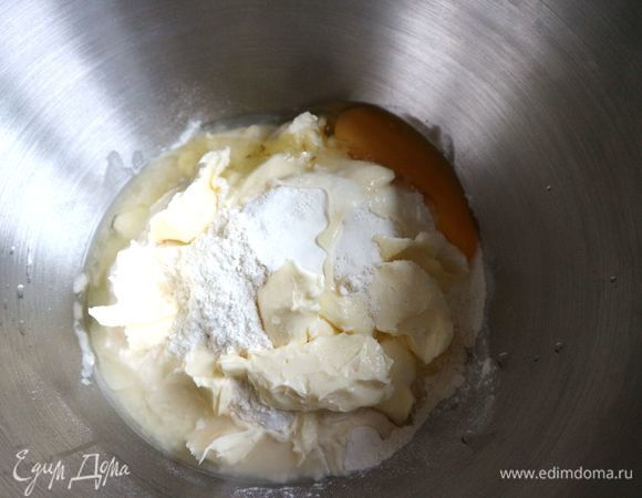 Смешать с помощью миксера или комбайна муку (предварительно ее просеять), соль, сливочное масло комнатной температуры, яйцо, вино. Смешивать недолго.