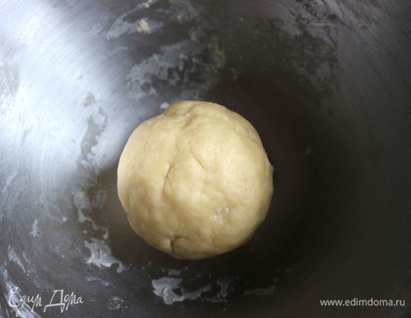 Скатать тесто в шар. Завернуть в пищевую пленку и убрать в холодильник на 30 минут.