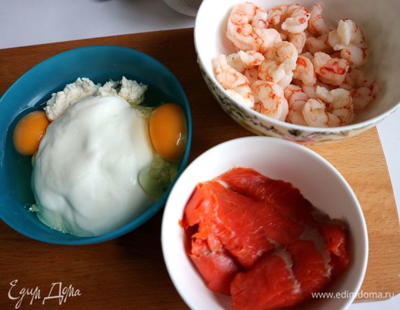 В отдельной миске смешать 2 яйца, йогурт, рикотту (использовала сыр мягкий качорикотта).