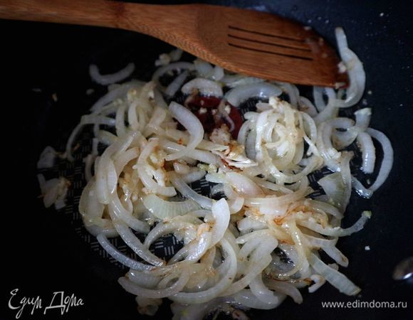 Репчатый лук и чеснок, пропущенный через пресс, обжарить на смеси оливкового и сливочного масел.