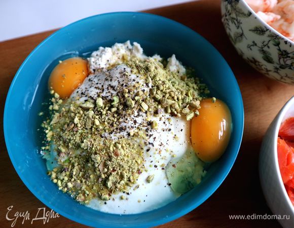 К яйцам, йогурту и рикотте добавить измельченные фисташки, перец. Соль не добавляю, так как креветки и рыба соленые. Вы можете добавить немного по своему вкусу.