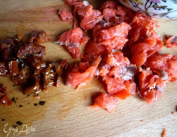 Нарезать вяленые помидоры и рыбу холодного копчения на кусочки. У меня здесь нерка (можно использовать другую красную рыбу холодного копчения).