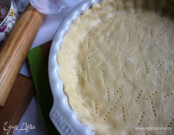 Наколоть тесто вилкой. Поставить в холодильник на 7–10 минут. У меня здесь керамическая форма, поэтому приходится ограничивать время нахождения ее в холодильнике, чтобы не было больших перепадов температуры при выпечке — они таким формам не показаны. Если у вас металлическая форма, можете увеличить время до 25–30 минут.