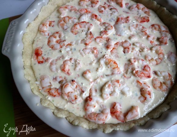 Несколько креветок (2–3 шт.) оставить для украшения, убрать в холодильник. Остальные креветки разрезать вдоль, поместить на заливку.