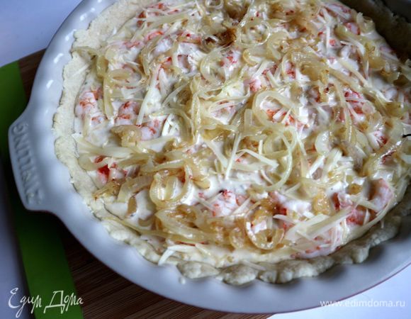 Жареные лук и чеснок равномерно распределить по всей поверхности. Отправить в разогретую духовку на 35–37 минут.