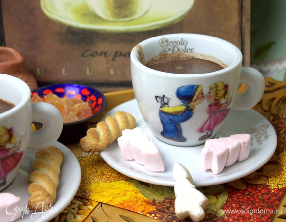 Можно в шоколад окунать маршмеллоу или макать печеньку — будет вкусно.