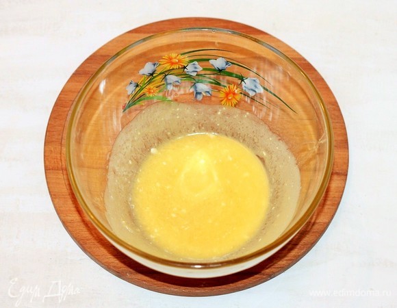 Приготовим тесто. Сливочное масло растопить в микроволновке.