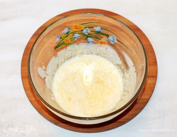 Затем смешать масло с сахарной пудрой.