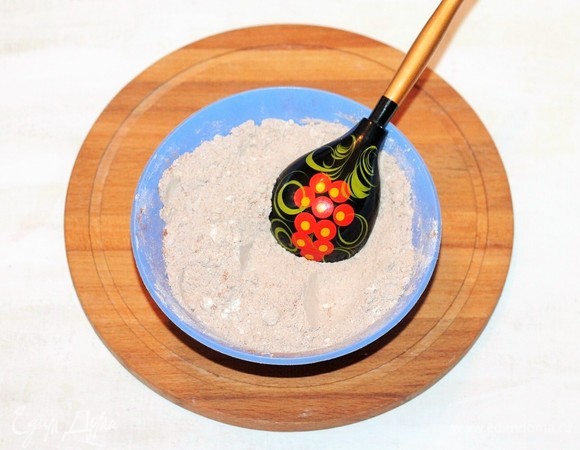 Муку смешать с разрыхлителем и какао-порошком, просеять через сито.