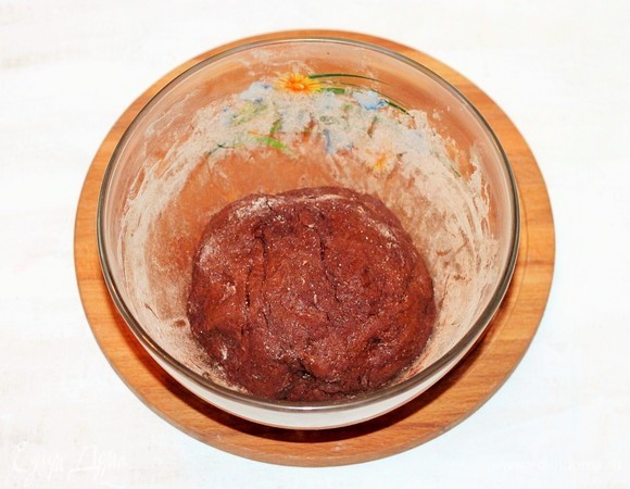 Затем небольшими порциями вмешать мучную смесь в жидкую. Замесить мягкое тесто, которое не липнет к рукам. Тесто разделить на 2 части.