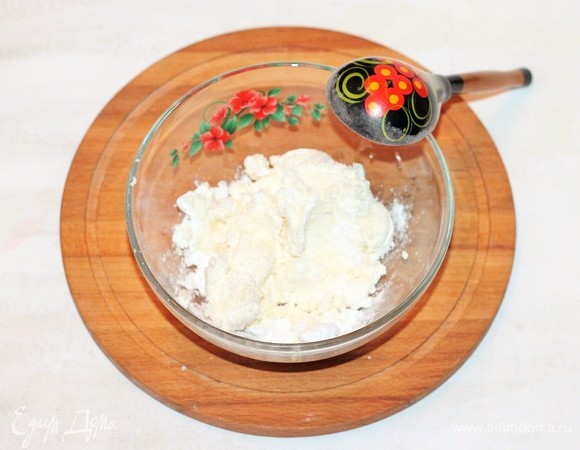 Приготовим начинку. Творог протереть через сито, затем смешать с крахмалом и ванилью.