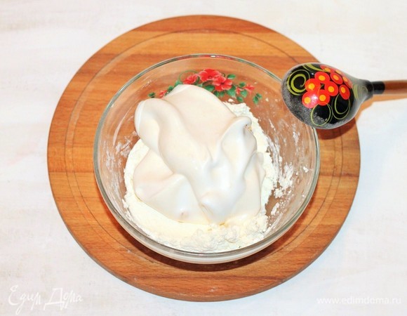 Яичные белки взбить с сахарной пудрой в крепкую пену, постепенно влить лимонный сок (1–2 ст. л.). Аккуратно соединить белки с творожной массой.