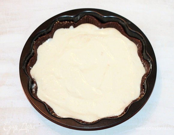 Сверху коржа ровным слоем распределить творожную начинку.