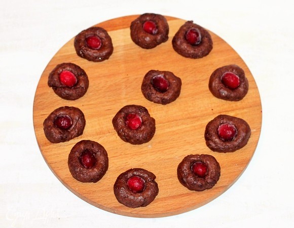 На каждую часть теста положить по одной клюкве, закрыть ее тестом и сформировать шарики. У меня крупная клюква («канадская») размером с вишню. Если у вас мелкая ягода, положите 2–3 шт. на один шар.