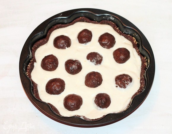 Выкладываем шарики на творожную заливку. Выпекать пирог в уже разогретой духовке при температуре 180–190°C до готовности (примерно 35–40 минут). Готовый пирог остудить, затем вынуть из формы.