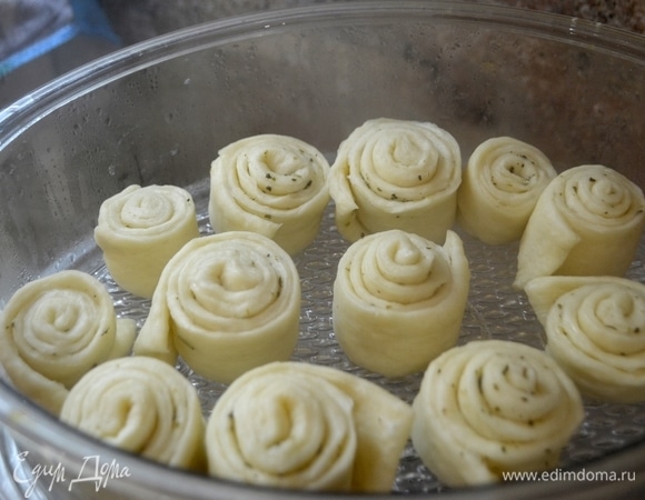 Выкладываем в пароварку для приготовления, предварительно смазав дно решеток маслом.