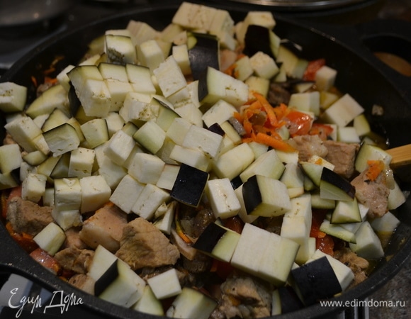 Тут у нас постепенно уже пошли лук, морковь, баклажан.