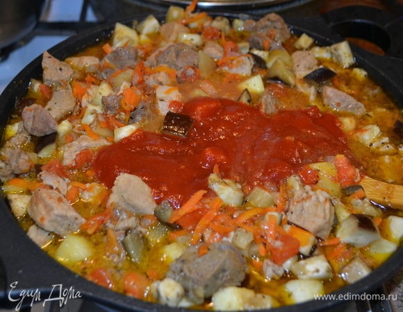 Далее идут кабачок, помидоры, томатный соус. Все накрываем крышкой и тушим.