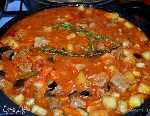 Когда все овощи сроднились с мясом и друг с другом, добавляем остальные специи и зелень.