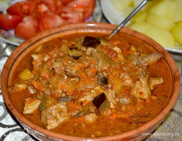 Наше шикарное нежное мясное рагу готово к подаче. Пока рагу тушится, отварите почищенную картошку, слейте воду, полейте растопленным сливочным маслом, по желанию посыпьте свежей зеленью.