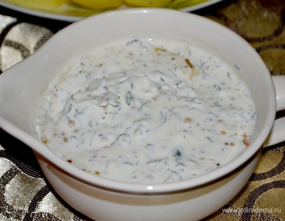 Соус: в сметану добавить натертый чеснок, горчицу и порубленную зелень. Этот вкусный соус добавит блюду свой вкус и аромат!