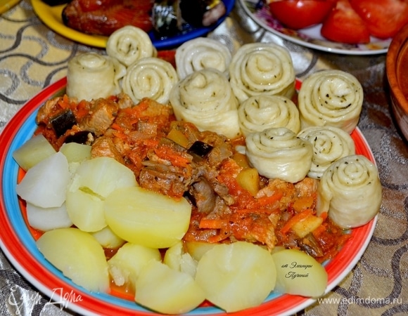 Наш шикарный обед готов! Ингредиенты можно подать в отдельных тарелках: так каждый себе возьмет столько, сколько душа пожелает!