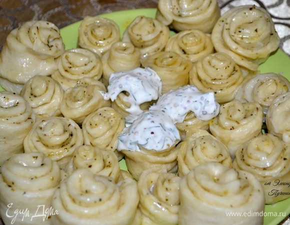 Хинкал чаще всего подают с бульоном из баранины или говядины, с соусами и картошкой. Подавать к столу хинкал необходимо в горячем виде, чтобы он не утратил своих качеств.