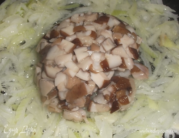 Обжарить в сковороде репчатый лук, добавить грибы. Посыпать тимьяном. Жарить, помешивая, 10 минут.