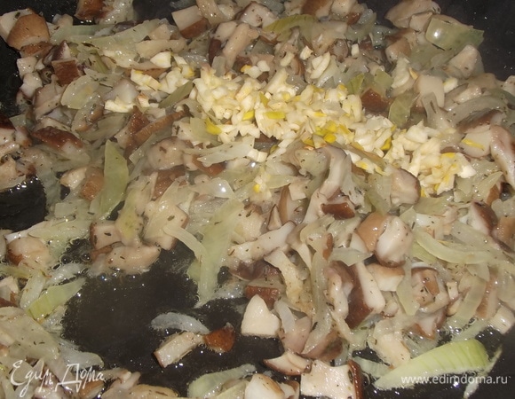 Добавить измельченный чеснок, обжарить пару минут.