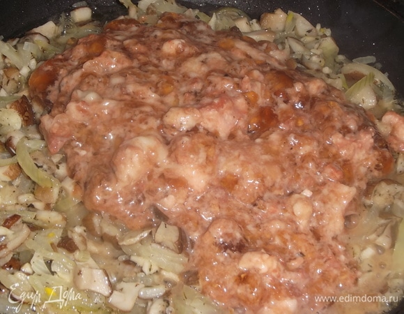 Добавить тушенку, обжарить 2 минуты.